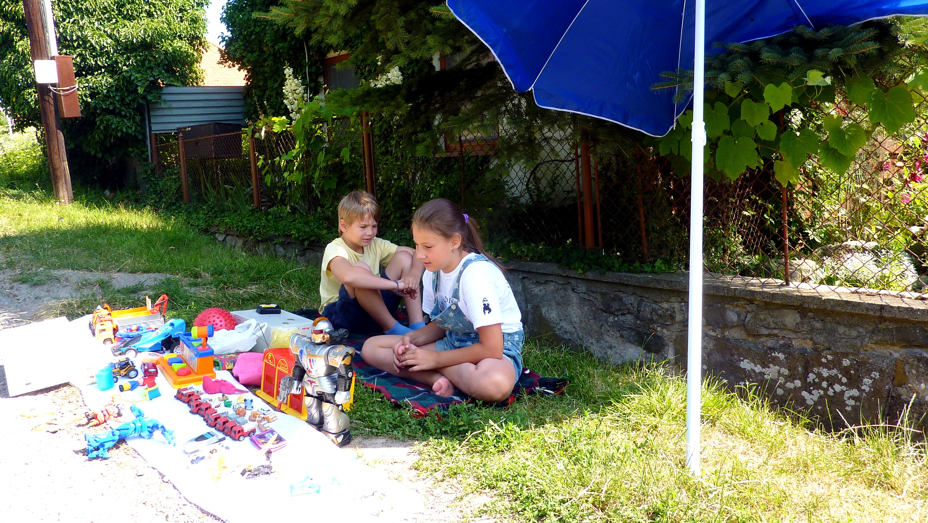 Posielam Vám tip na prázdniny, ktorý dnes vymysleli naše deti. Pozbierali z domu všetky čarahy a takto sa posadili na ulicu. Nakoniec z toho bol aj zárobok na zmrzlinu. Ak máte dnes niekoho v okrese Košice -okolie, konrétne okolo Slanca, nech sa páči, Parková 38, môžete si prísť niečo kúpiť.